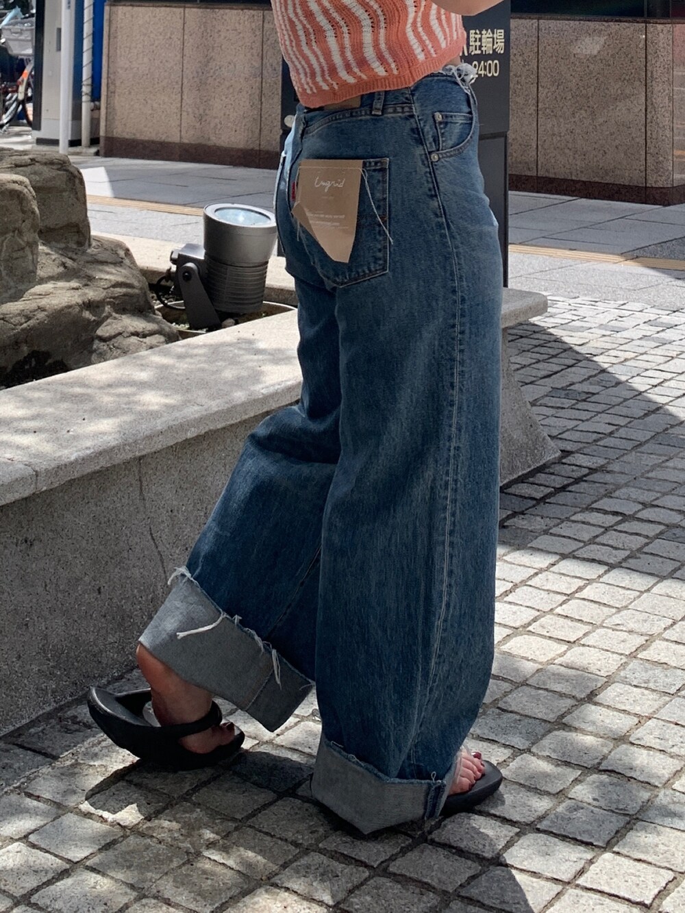 ブルー系のデニムパンツ、ピンク系のキャミソールを着用したレディースの春コーディネートの6枚目の写真