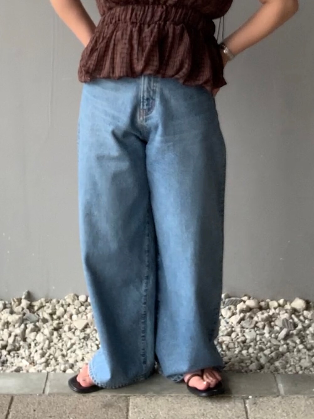 ブラウン系のTシャツ/カットソー、ブルー系のデニムパンツを着用したレディースの夏コーディネートの5枚目の写真