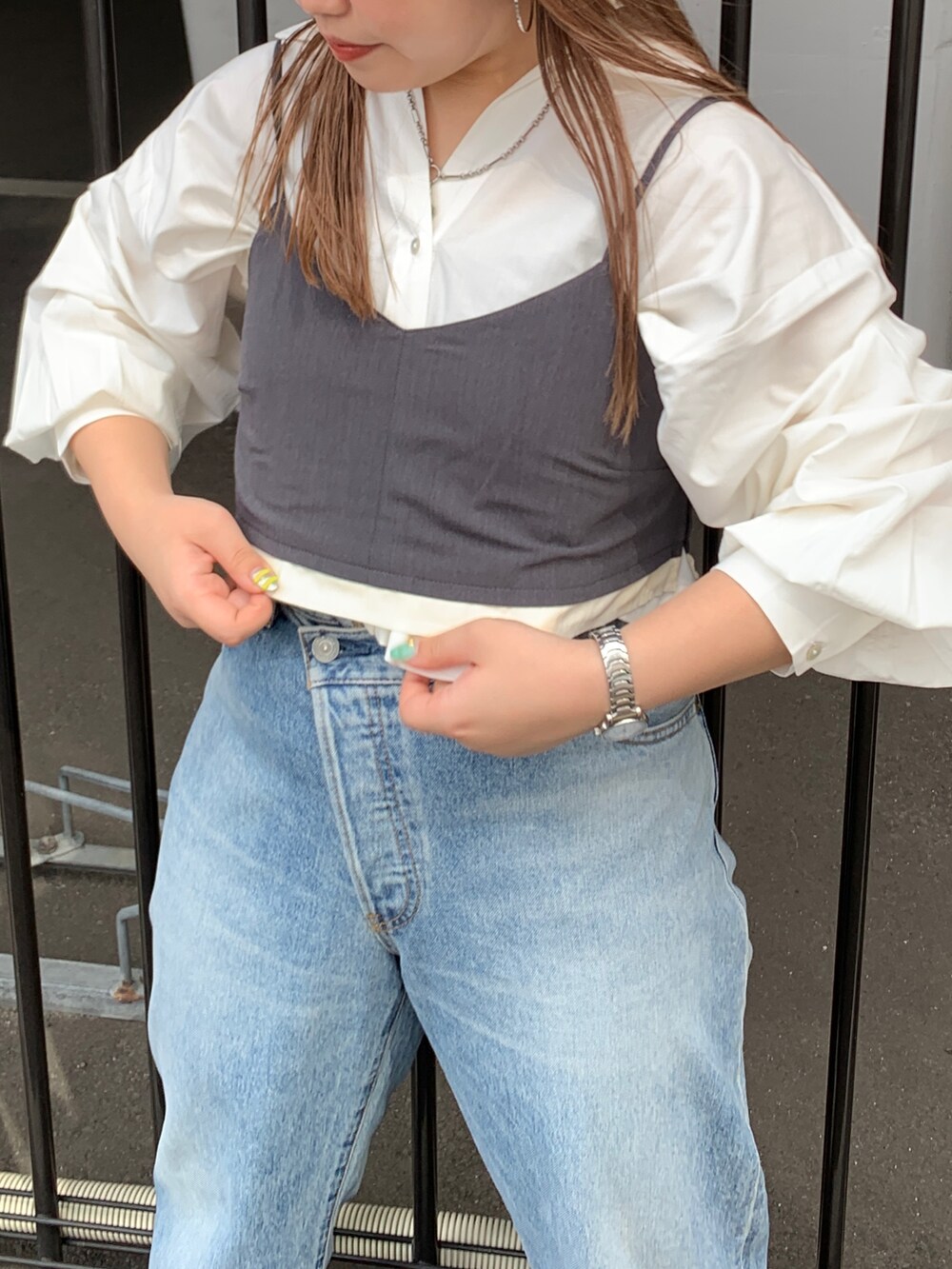 ホワイト系のシャツ/ブラウス、グレー系のキャミソール、ブルー系のデニムパンツを着用したレディースの夏コーディネートの4枚目の写真