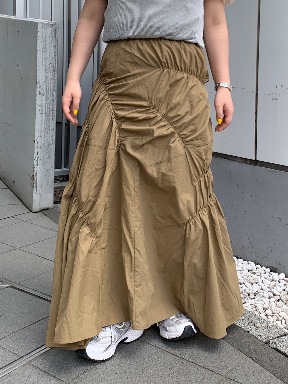 ホワイト系のTシャツ/カットソー、シルバー系のキャミソール、ベージュ系のスカートを着用したレディースの春コーディネートの5枚目の写真