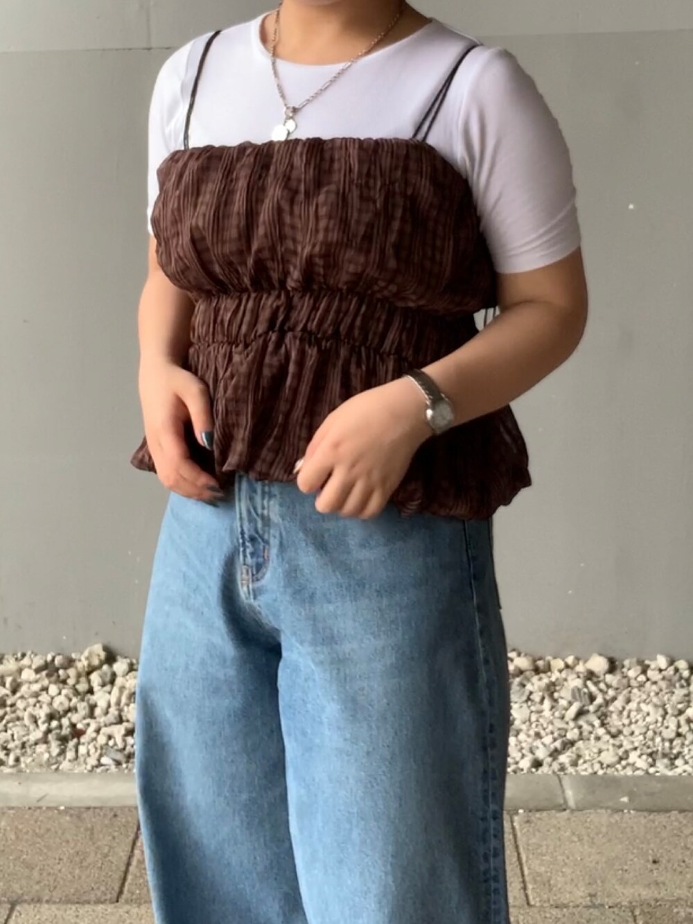 ブラウン系のTシャツ/カットソー、ブルー系のデニムパンツを着用したレディースの夏コーディネートの4枚目の写真