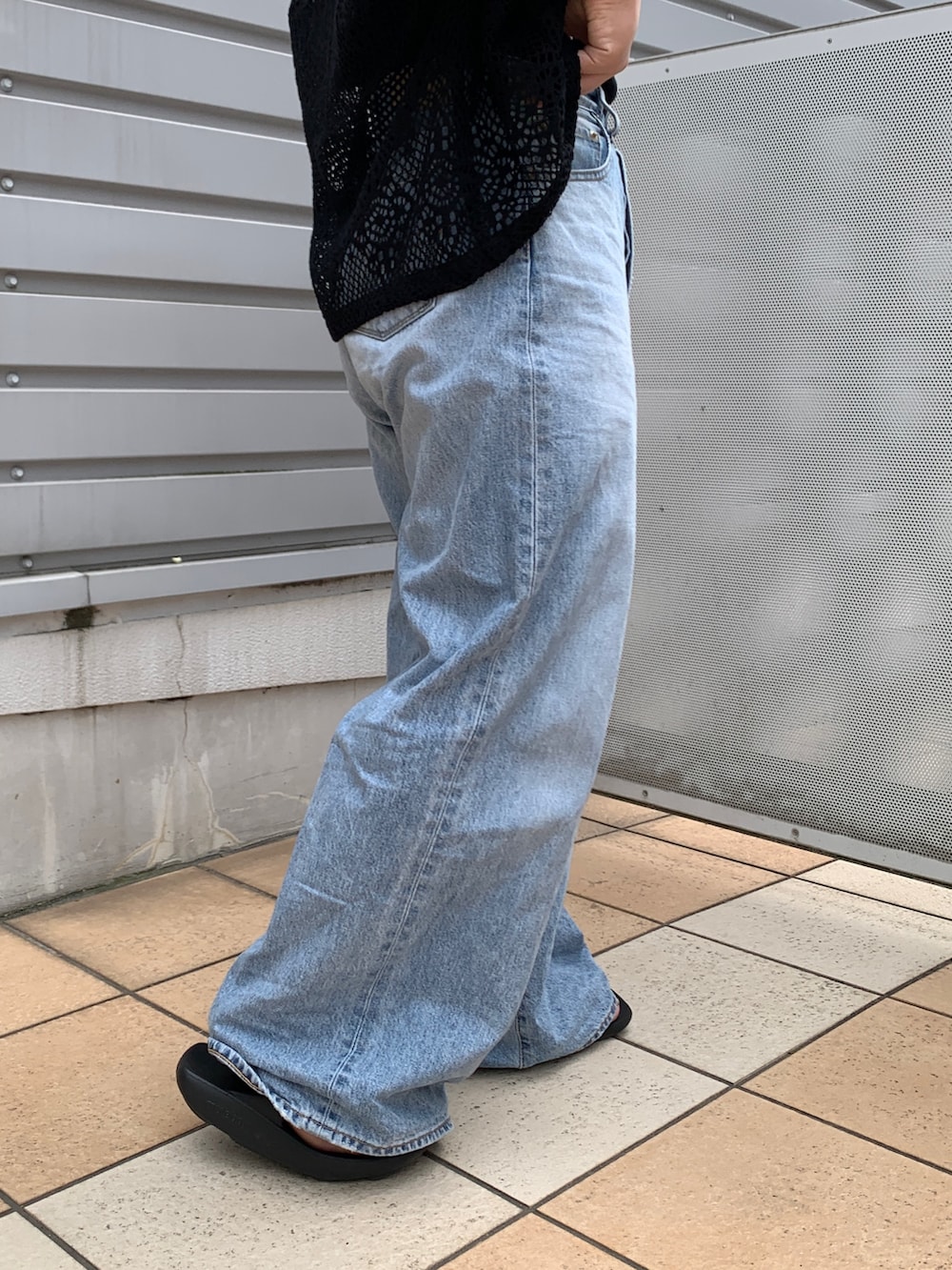 ブラック系のシャツ/ブラウス、ブルー系のデニムパンツ、ブラック系のキャミソールを着用したレディースの夏コーディネートの6枚目の写真