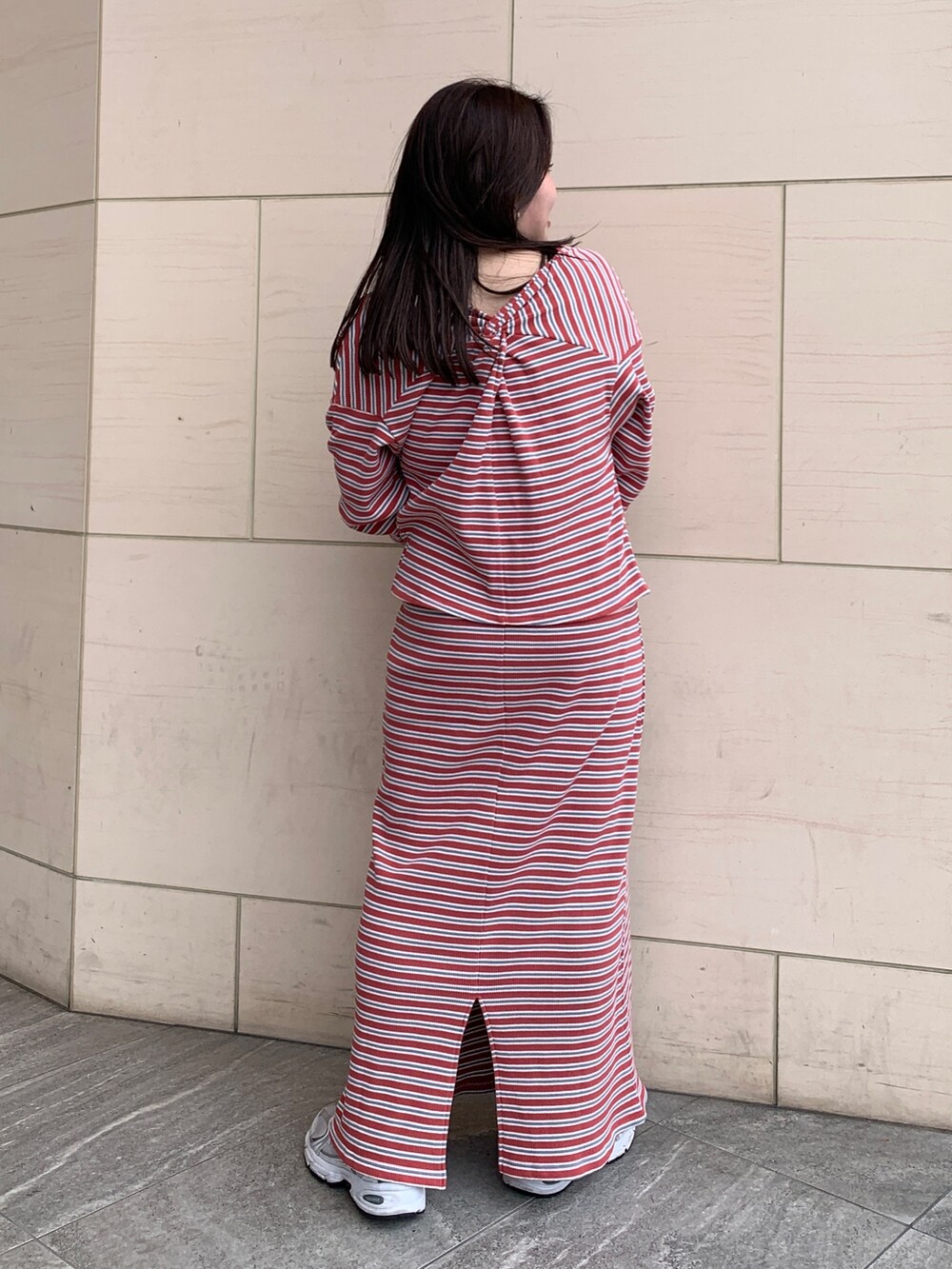 レッド系のワンピースを着用したレディースの春コーディネートの3枚目の写真