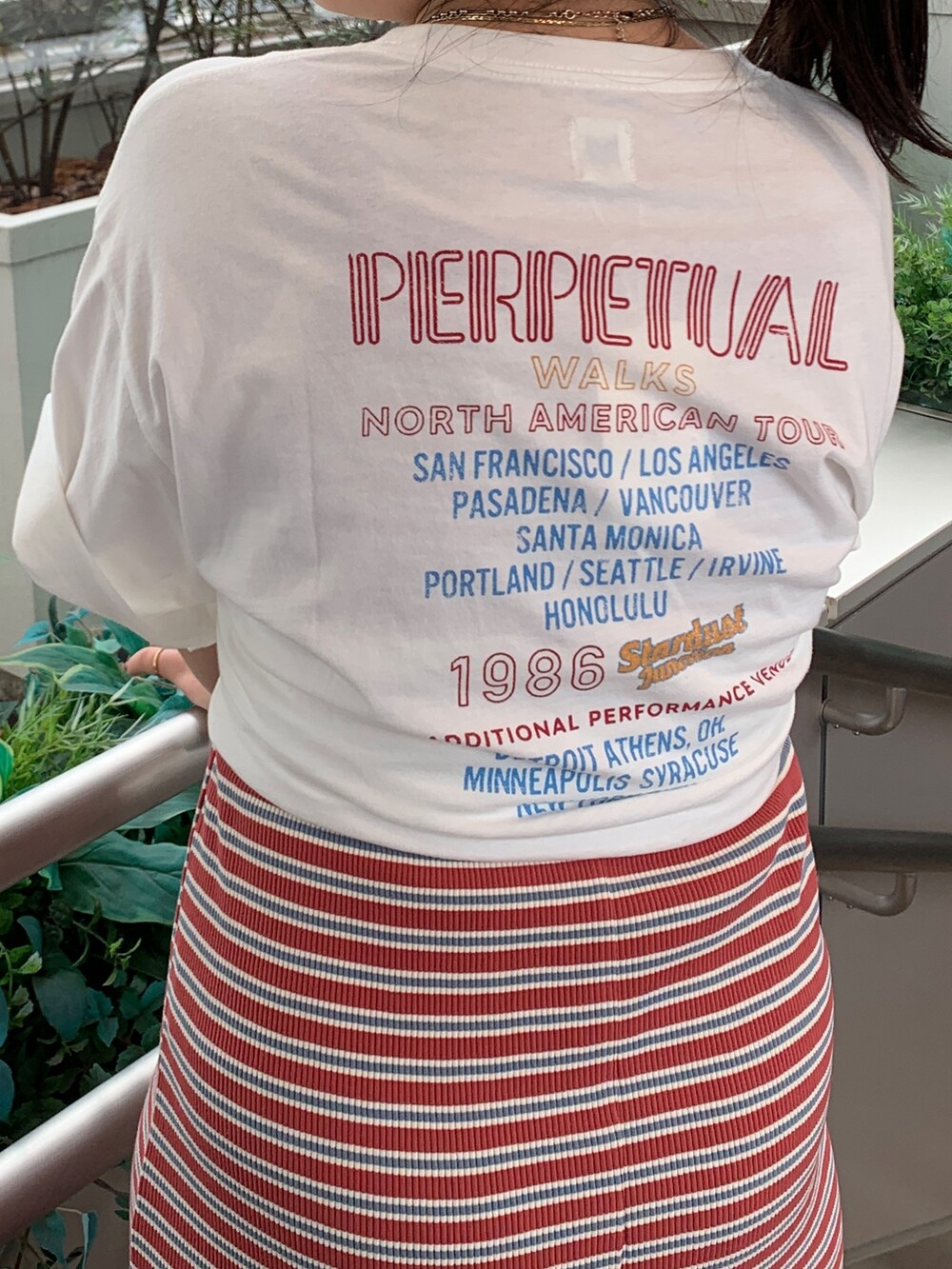 レッド系のワンピース、ホワイト系のTシャツ/カットソーを着用したレディースの春コーディネートの5枚目の写真