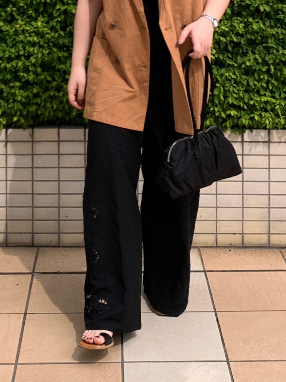 ブラウン系のシャツ/ブラウス、ブラック系のキャミソール、ブラック系のその他パンツを着用したレディースの春コーディネートの5枚目の写真