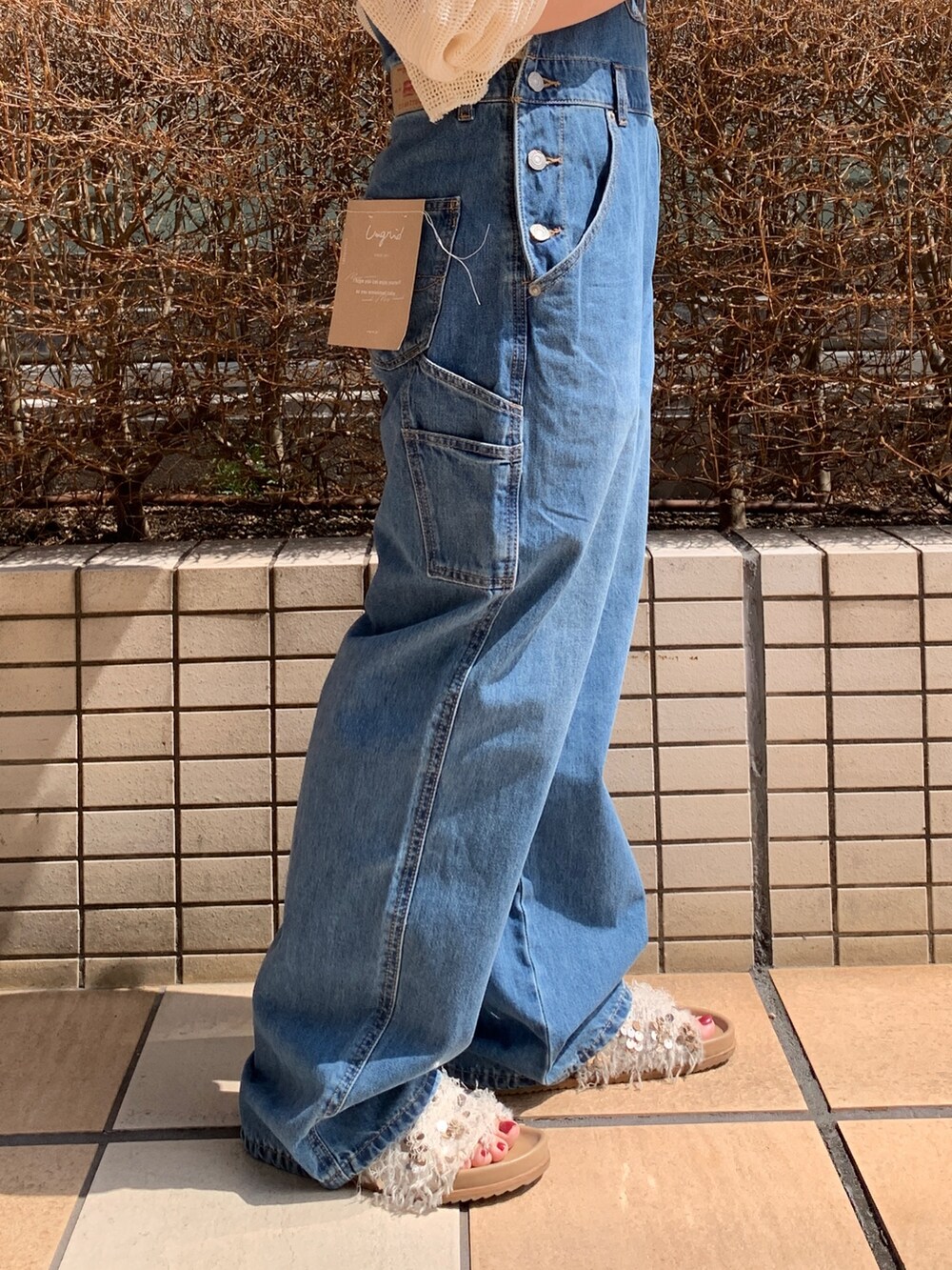 ホワイト系のTシャツ/カットソー、ブルー系のつなぎ/オールインワンを着用したレディースの春コーディネートの6枚目の写真