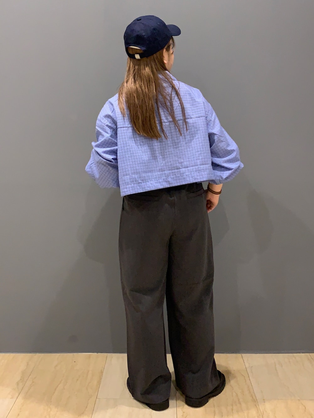 その他のシャツ/ブラウス、グレー系のその他パンツ、ブルー系のキャップを着用したレディースの夏コーディネートの3枚目の写真