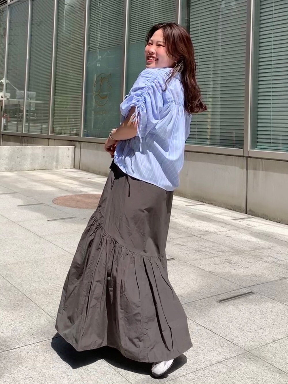 その他のシャツ/ブラウス、ブラック系のキャミソール、グレー系のスカートを着用したレディースの春コーディネートの2枚目の写真