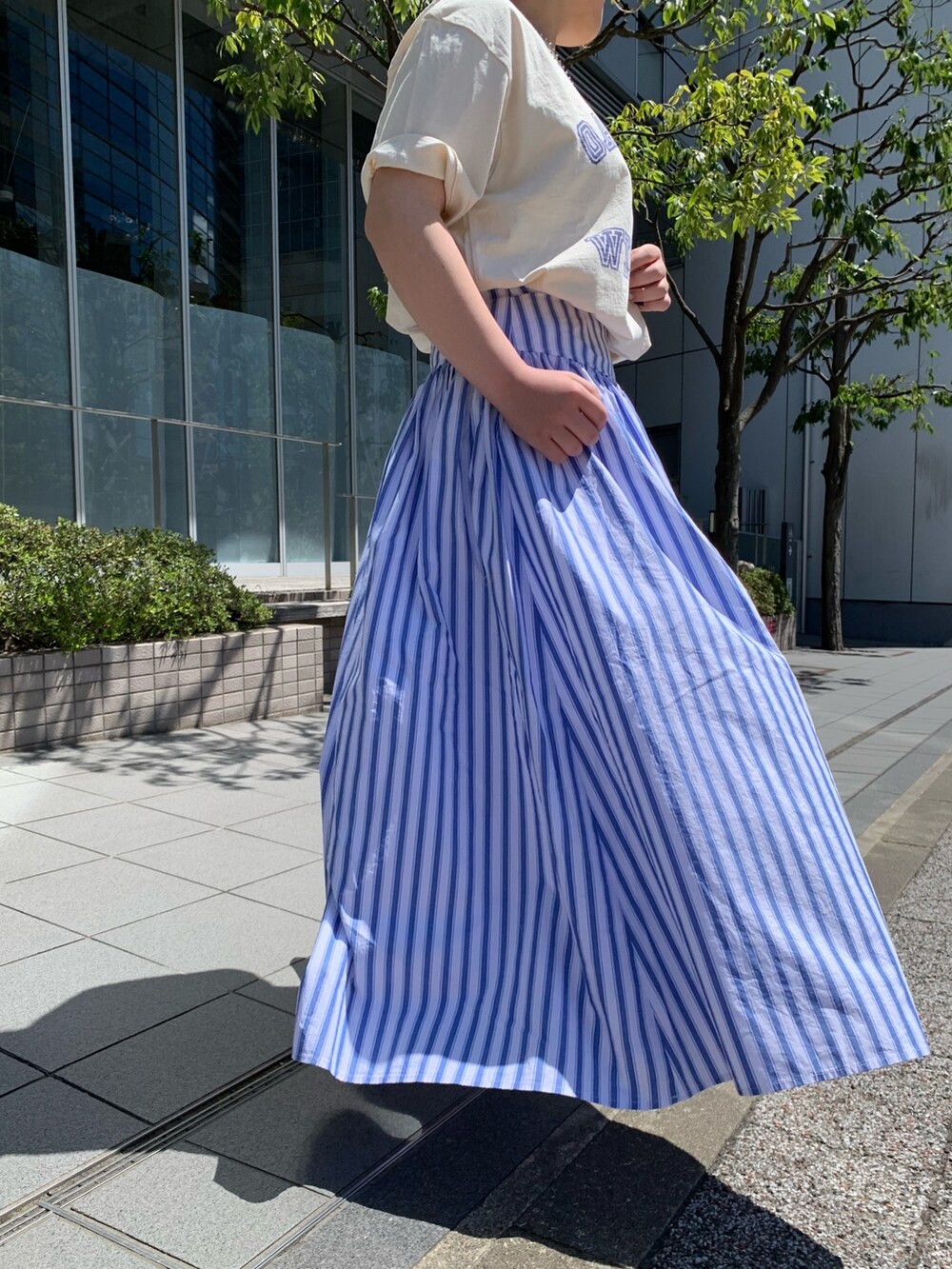 ホワイト系のTシャツ/カットソー、その他のスカート、その他のサンダルを着用したレディースの春コーディネートの3枚目の写真