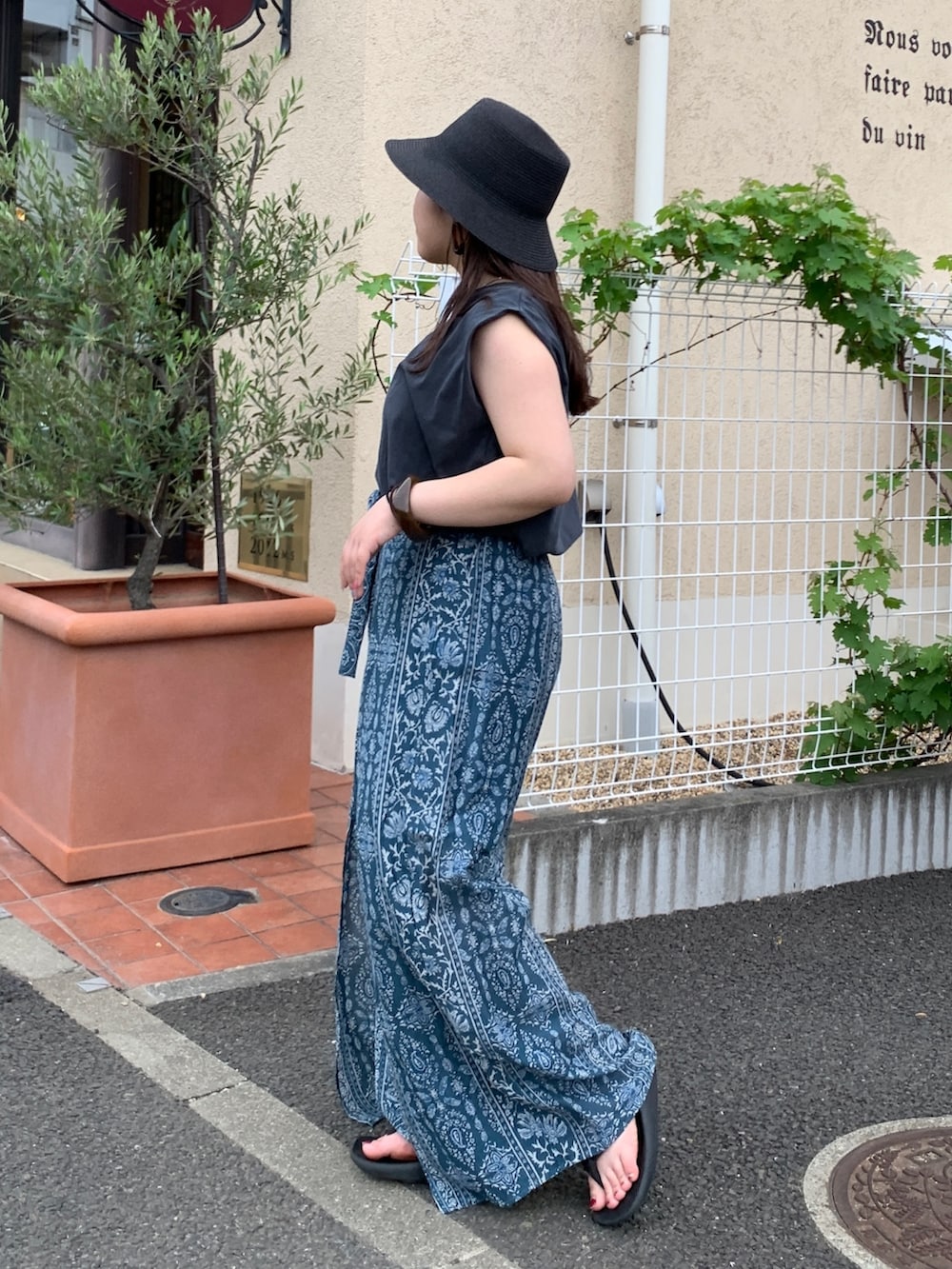 グレー系のタンクトップ、ブルー系のその他パンツを着用したレディースの春コーディネートの2枚目の写真