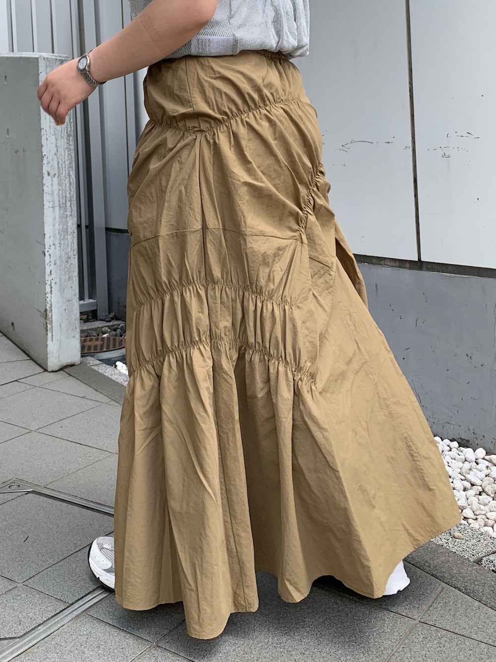 ホワイト系のTシャツ/カットソー、シルバー系のキャミソール、ベージュ系のスカートを着用したレディースの春コーディネートの6枚目の写真