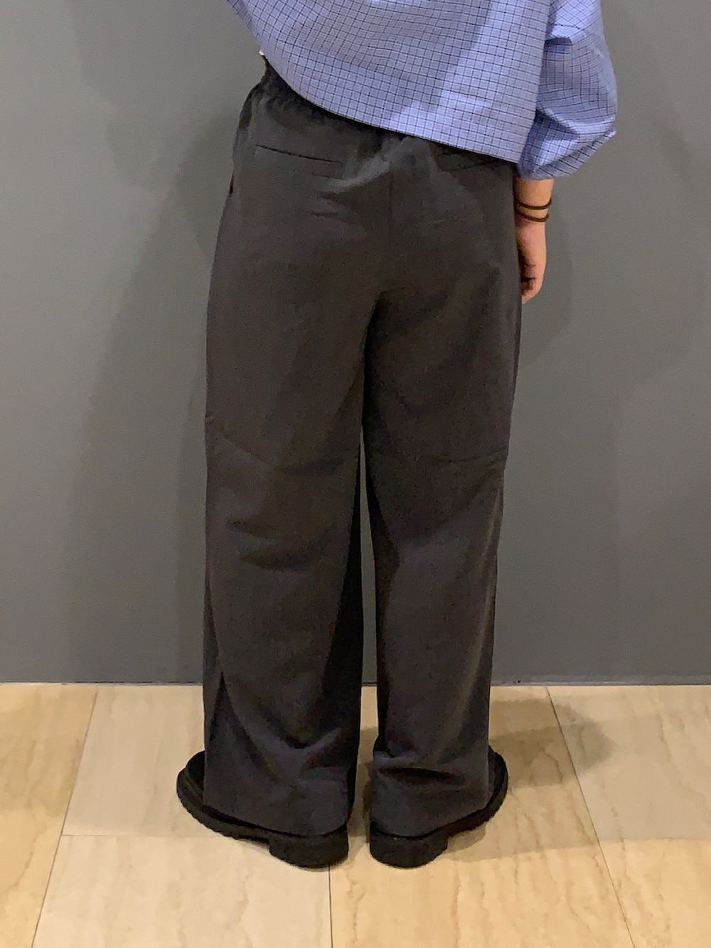 その他のシャツ/ブラウス、グレー系のその他パンツ、ブルー系のキャップを着用したレディースの夏コーディネートの7枚目の写真