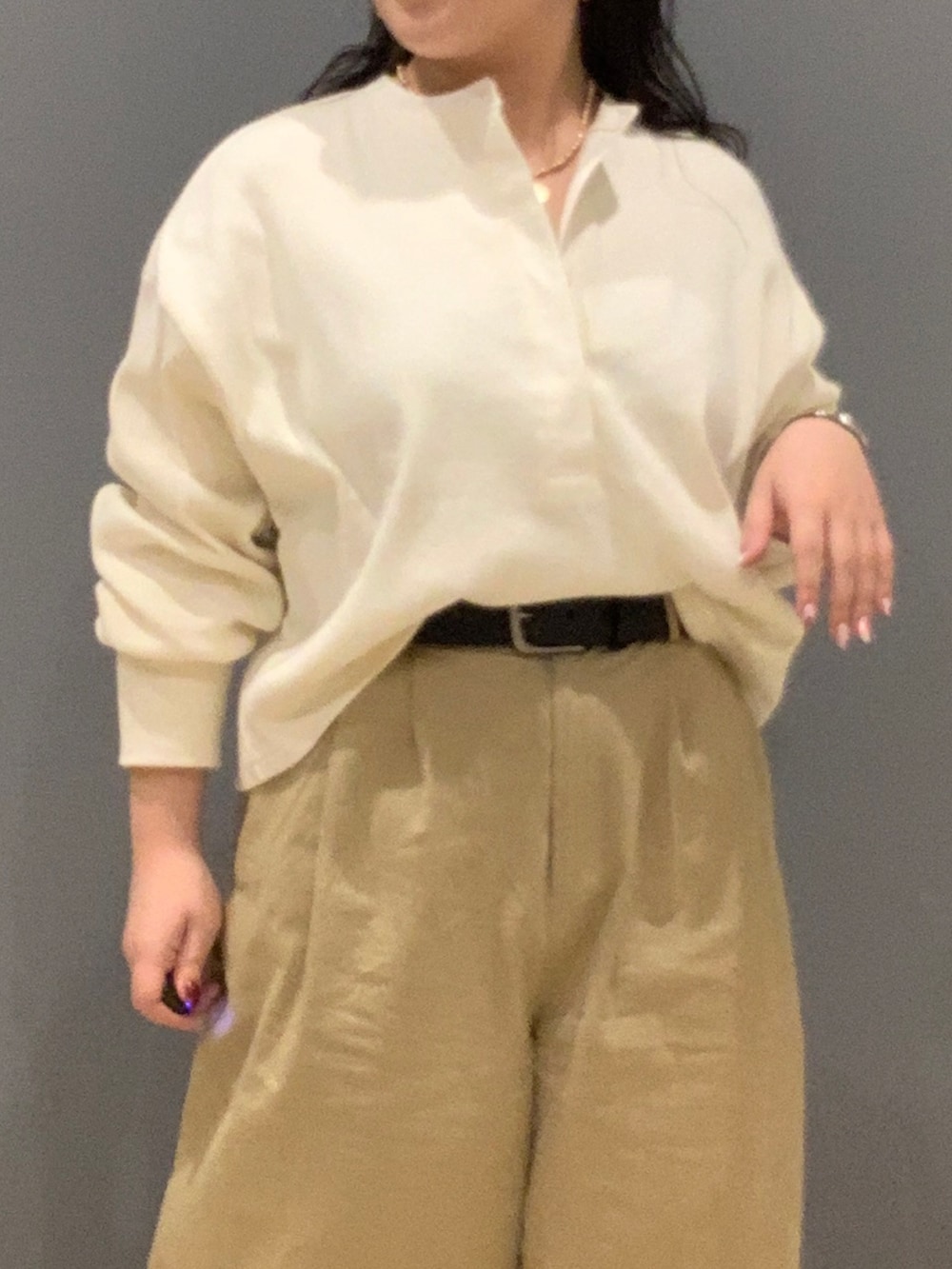 ベージュ系のチノパンツ、ホワイト系のTシャツ/カットソーを着用したレディースの冬コーディネートの4枚目の写真