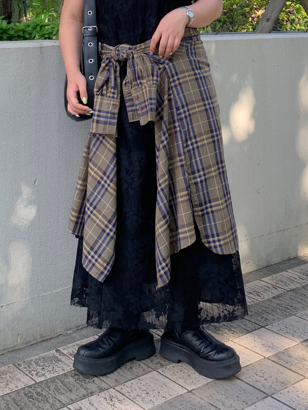 ブラック系のワンピース、ブラック系のショルダーバッグを着用したレディースの秋コーディネートの5枚目の写真