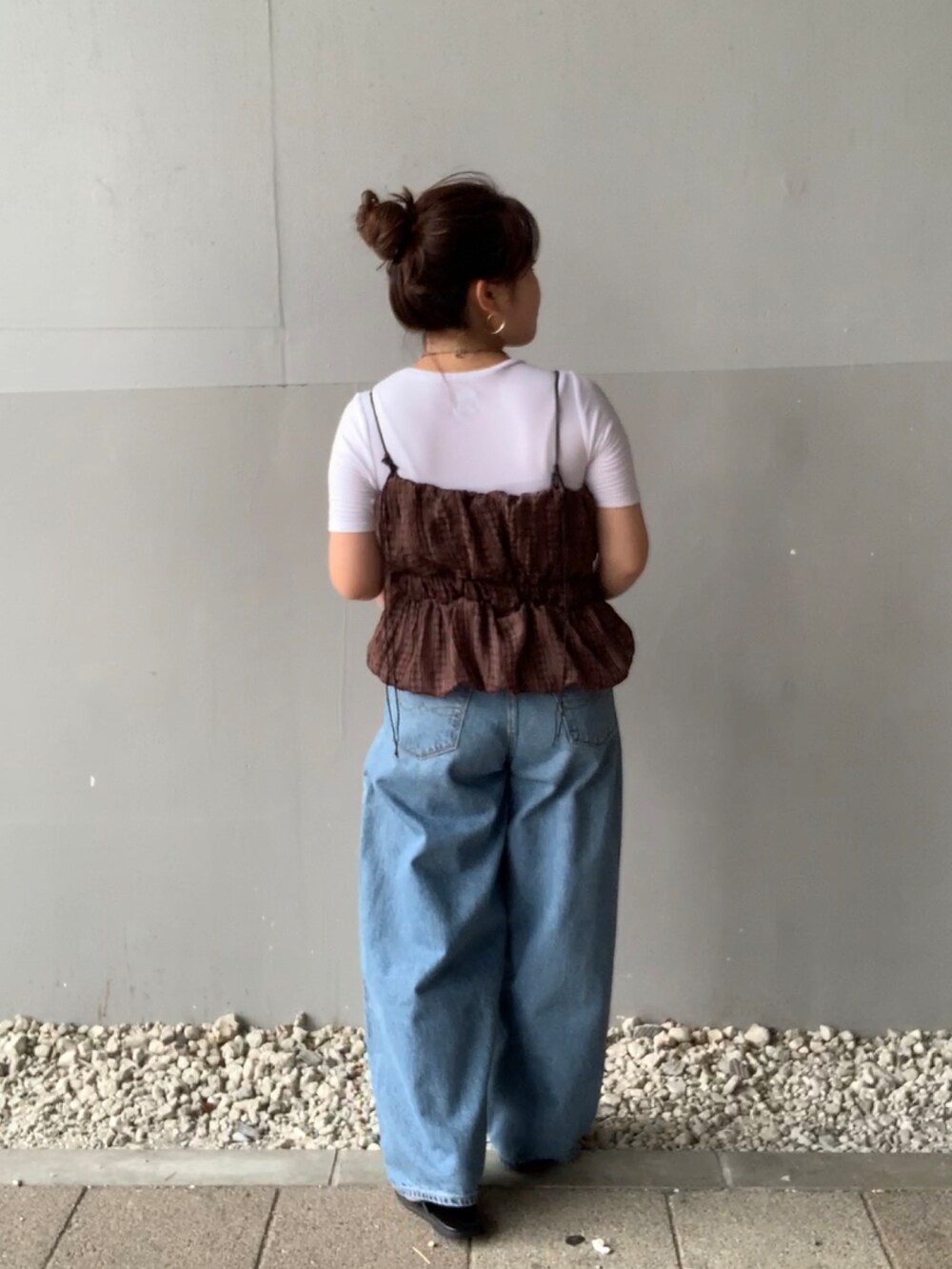 ブラウン系のTシャツ/カットソー、ブルー系のデニムパンツを着用したレディースの夏コーディネートの3枚目の写真