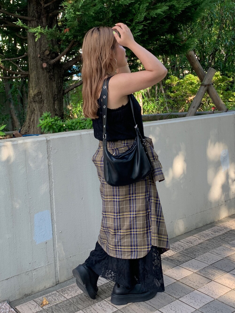 ブラック系のワンピース、ブラック系のショルダーバッグを着用したレディースの秋コーディネートの2枚目の写真