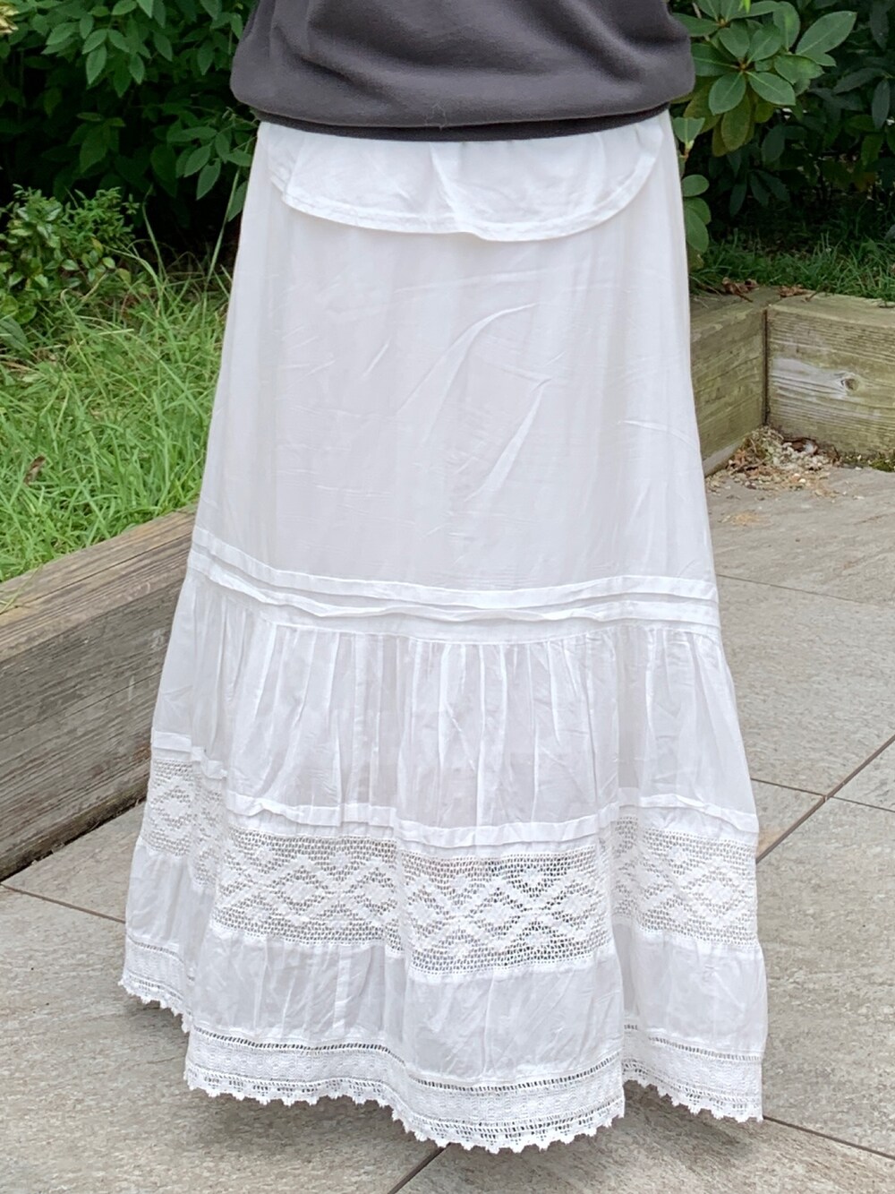 グレー系のスウェット、ホワイト系のTシャツ/カットソー、ホワイト系のスカートを着用したレディースの秋コーディネートの7枚目の写真