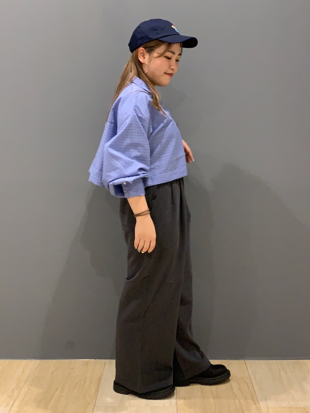 その他のシャツ/ブラウス、グレー系のその他パンツ、ブルー系のキャップを着用したレディースの夏コーディネートの2枚目の写真