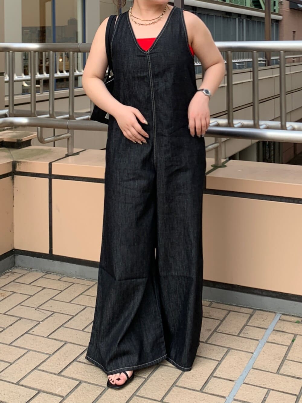 ブラック系のつなぎ/オールインワン、レッド系のキャミソールを着用したレディースの夏コーディネートの4枚目の写真