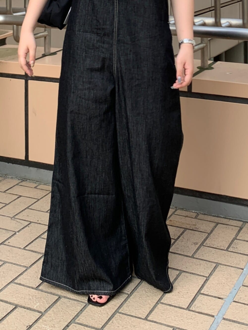 ブラック系のつなぎ/オールインワン、レッド系のキャミソールを着用したレディースの夏コーディネートの5枚目の写真