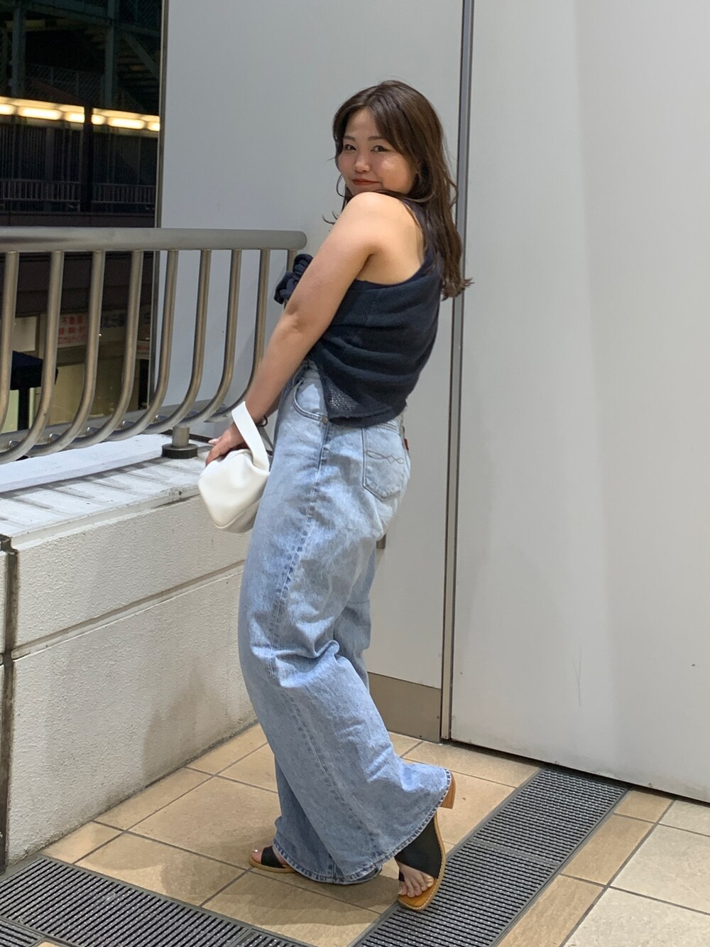 ブルー系のタンクトップ、グレー系のTシャツ/カットソー、ブルー系のデニムパンツを着用したレディースの夏コーディネートの2枚目の写真