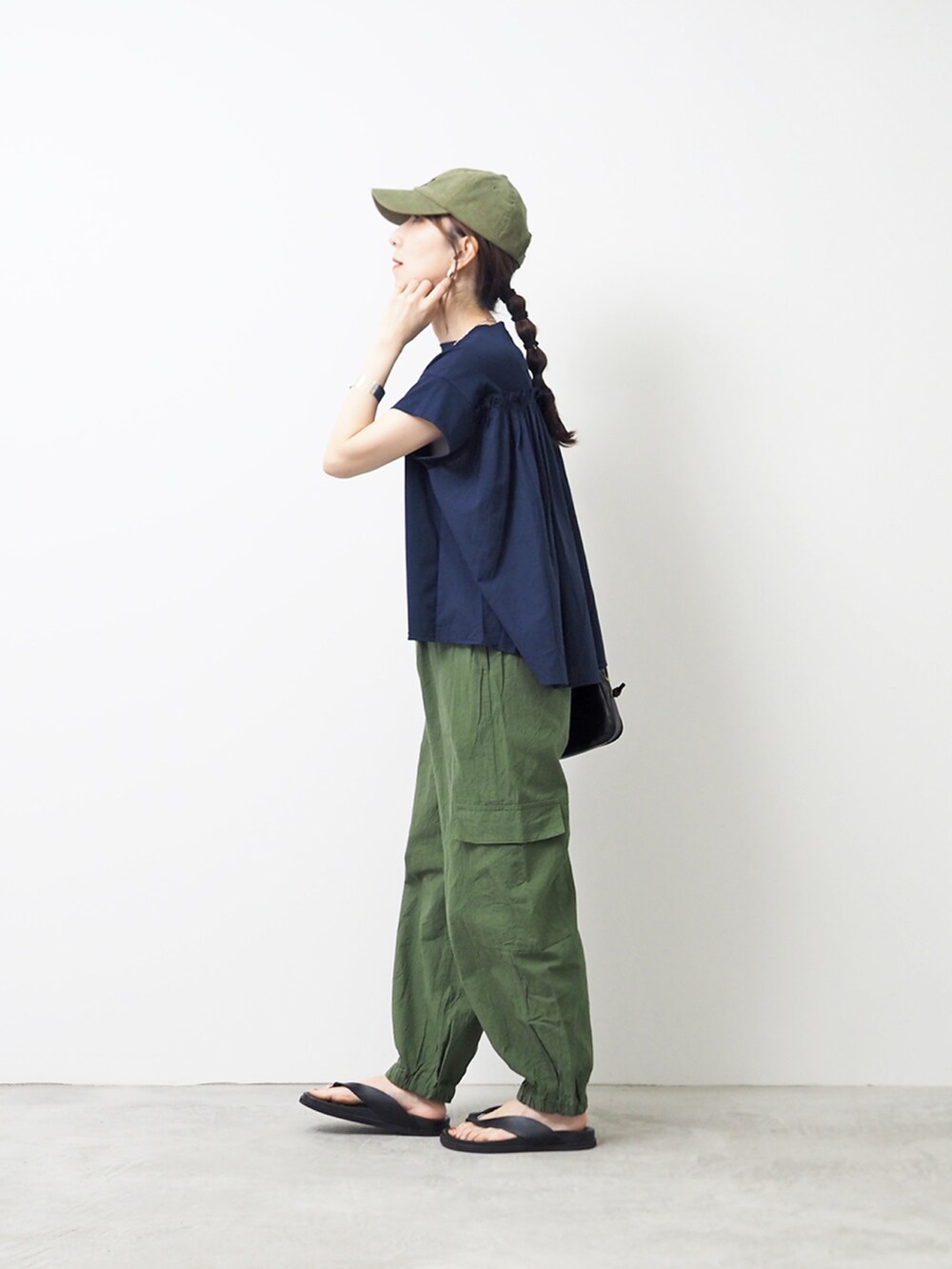 ブルー系のTシャツ/カットソー、グリーン系のカーゴパンツを着用したレディースの夏コーディネートの2枚目の写真
