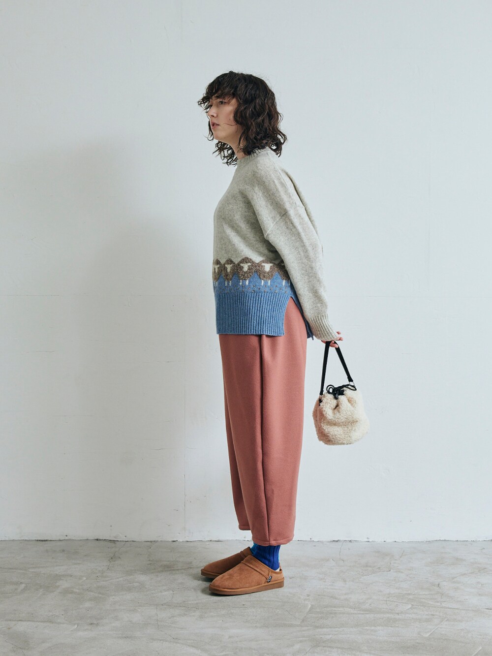 グレー系のニット/セーター、ピンク系のその他パンツを着用したレディースの秋コーディネートの2枚目の写真