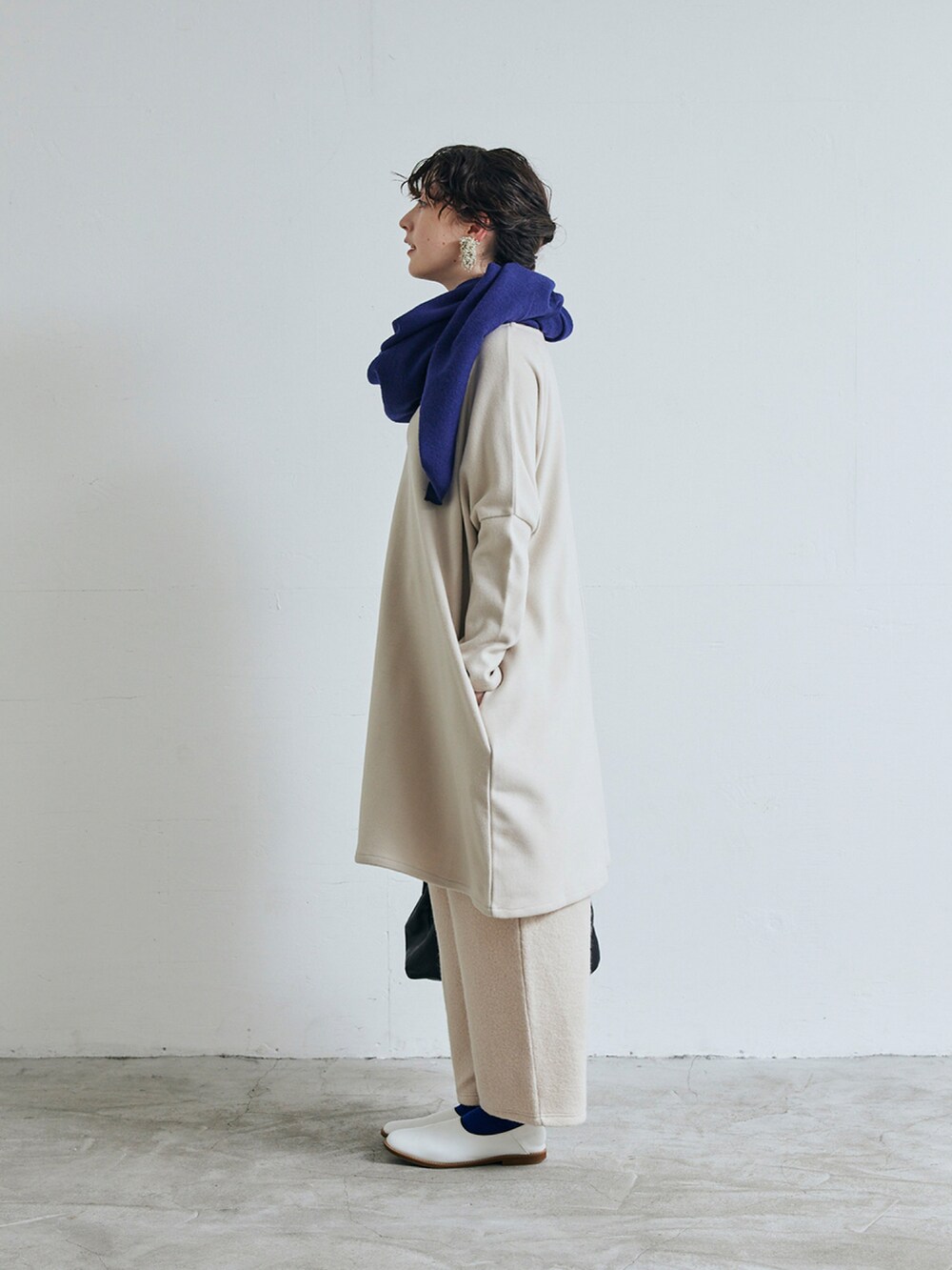 ホワイト系のワンピースを着用したレディースの秋コーディネートの2枚目の写真