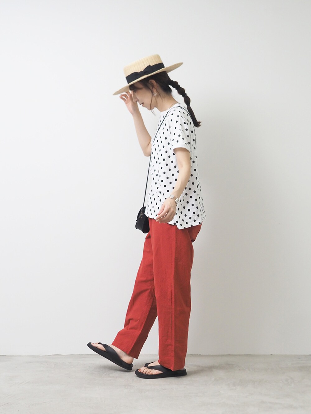 ホワイト系のTシャツ/カットソー、レッド系のパンツを着用したレディースの夏コーディネートの2枚目の写真