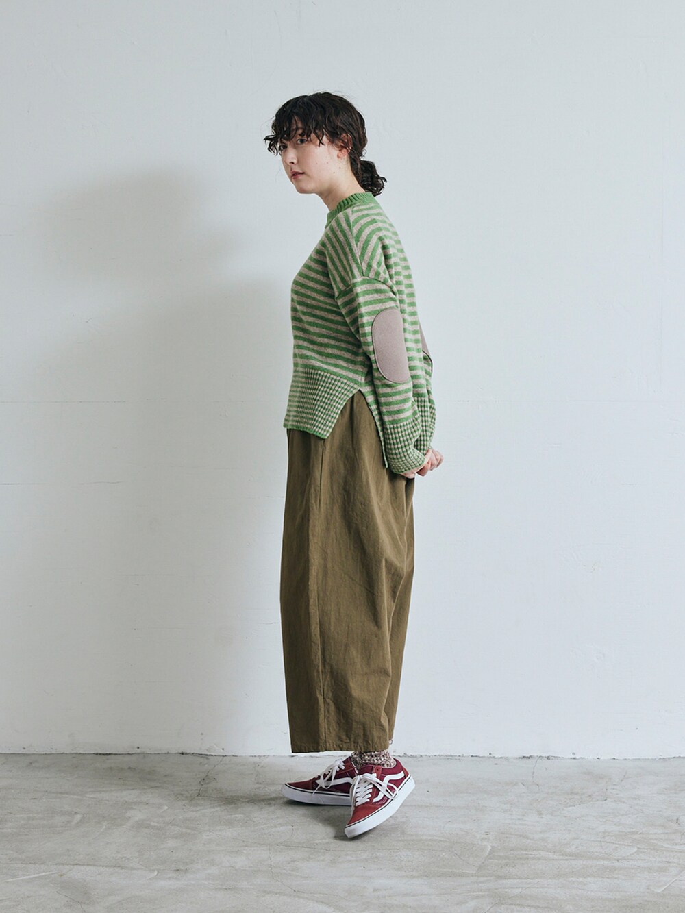 グリーン系のその他パンツを着用したレディースの秋コーディネートの2枚目の写真