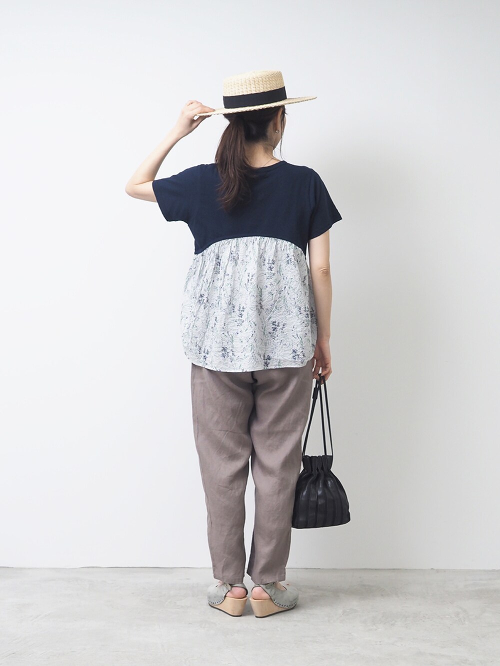 ブルー系のTシャツ/カットソー、ピンク系のパンツ、ブルー系のサンダルを着用したレディースの夏コーディネートの2枚目の写真