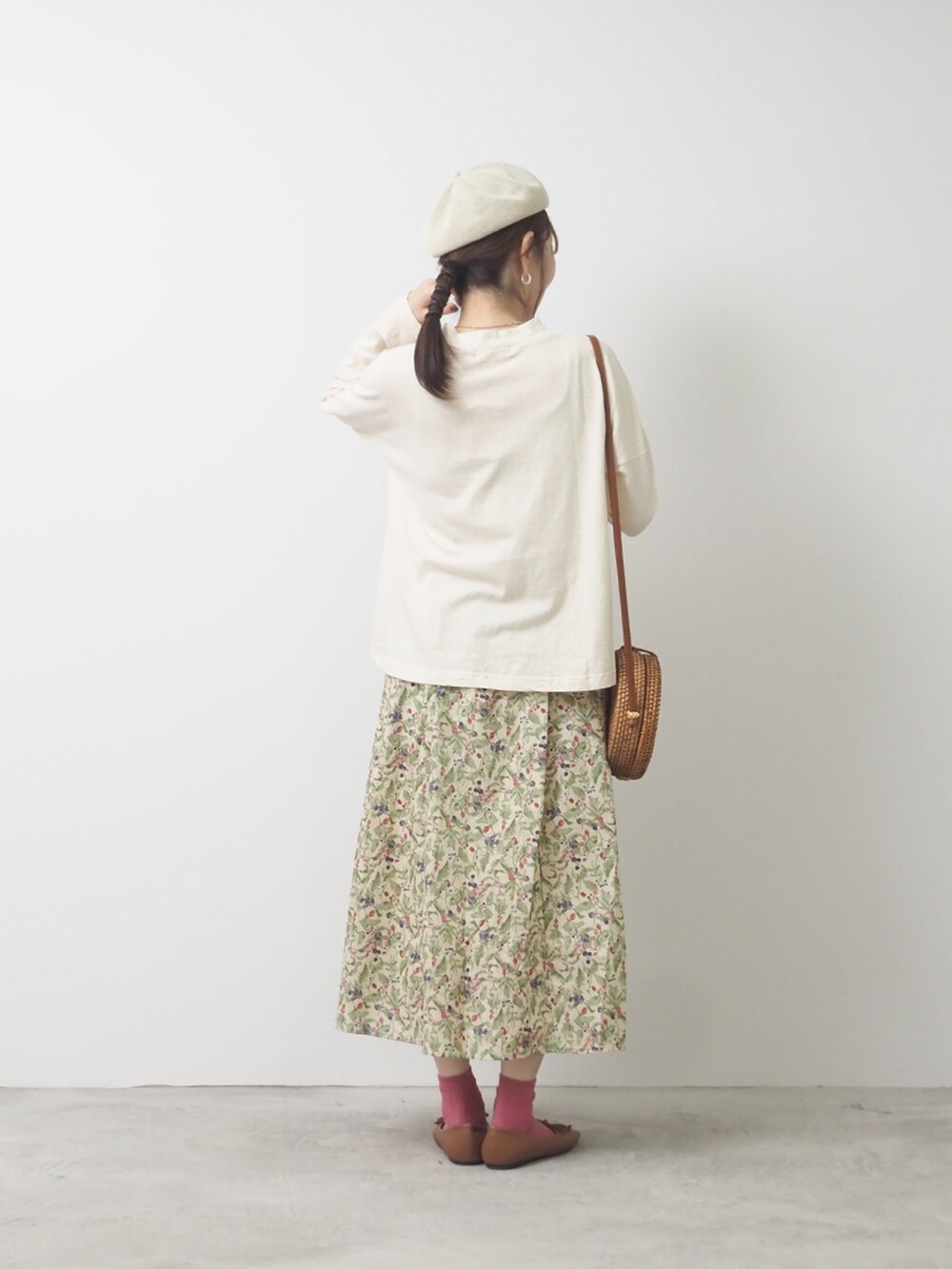 ホワイト系のTシャツ/カットソー、ベージュ系のスカートを着用したレディースの夏コーディネートの2枚目の写真