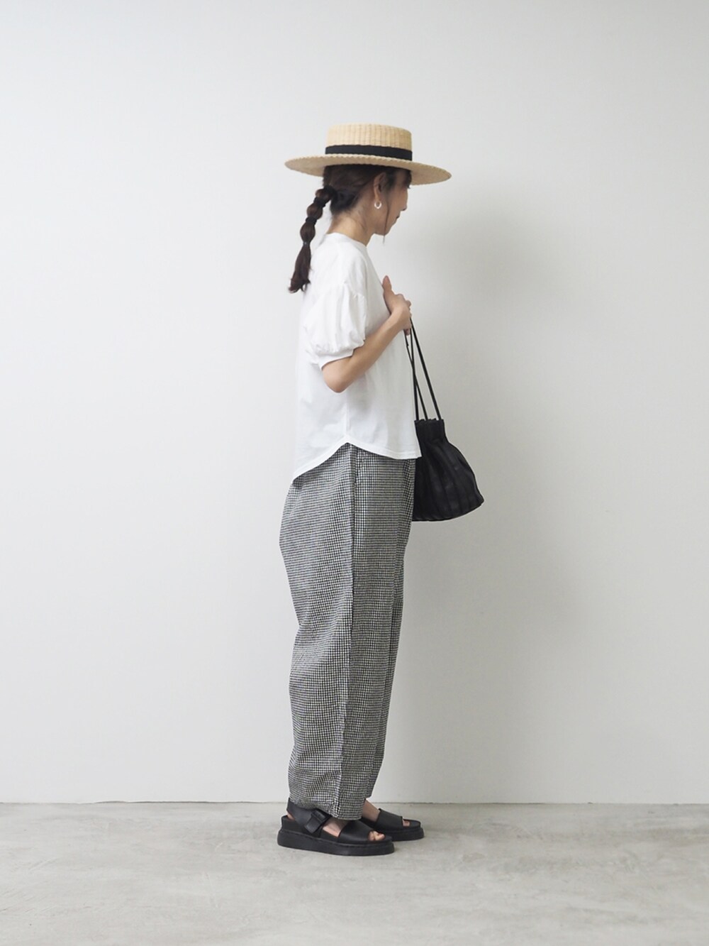 ブルー系のTシャツ/カットソー、グレー系のパンツを着用したレディースの夏コーディネートの2枚目の写真