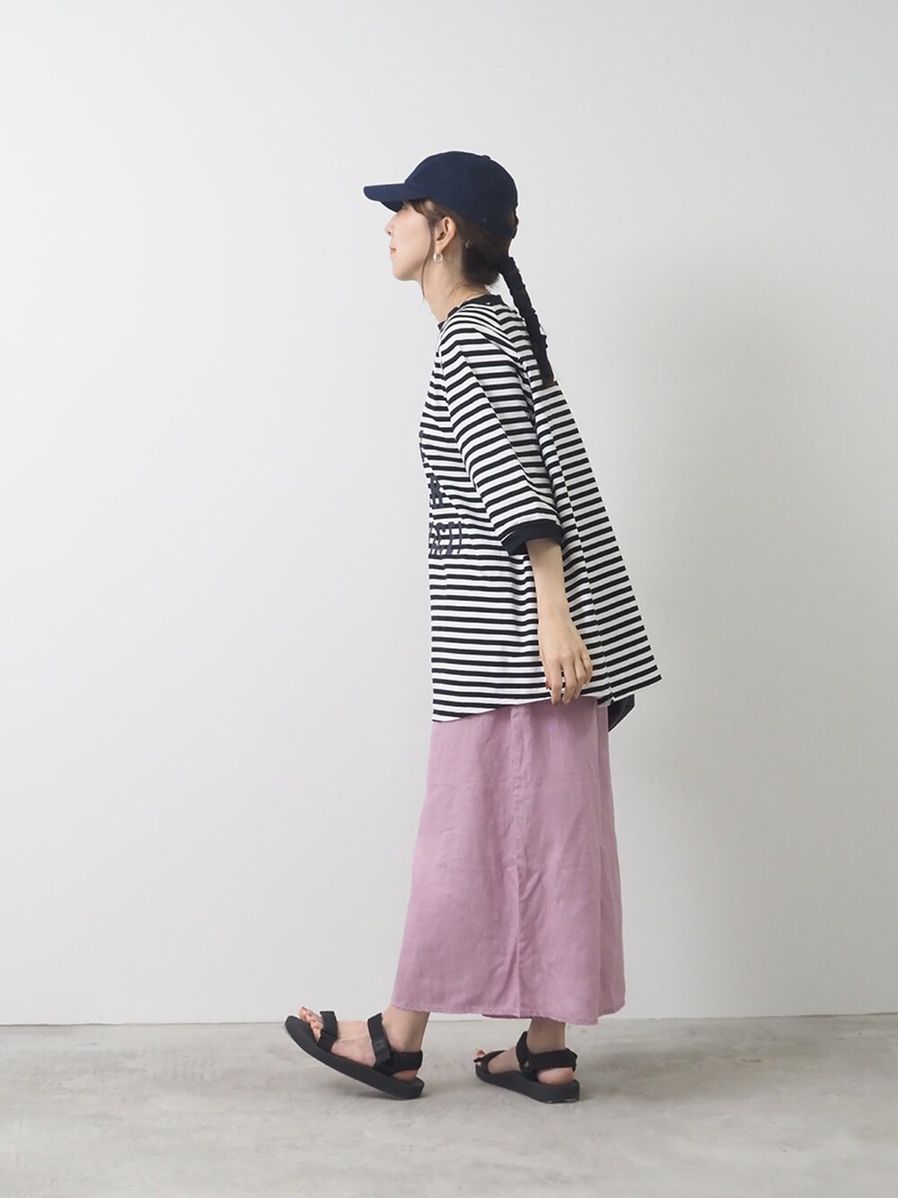 ホワイト系のTシャツ/カットソー、ピンク系のパンツを着用したレディースの夏コーディネートの2枚目の写真