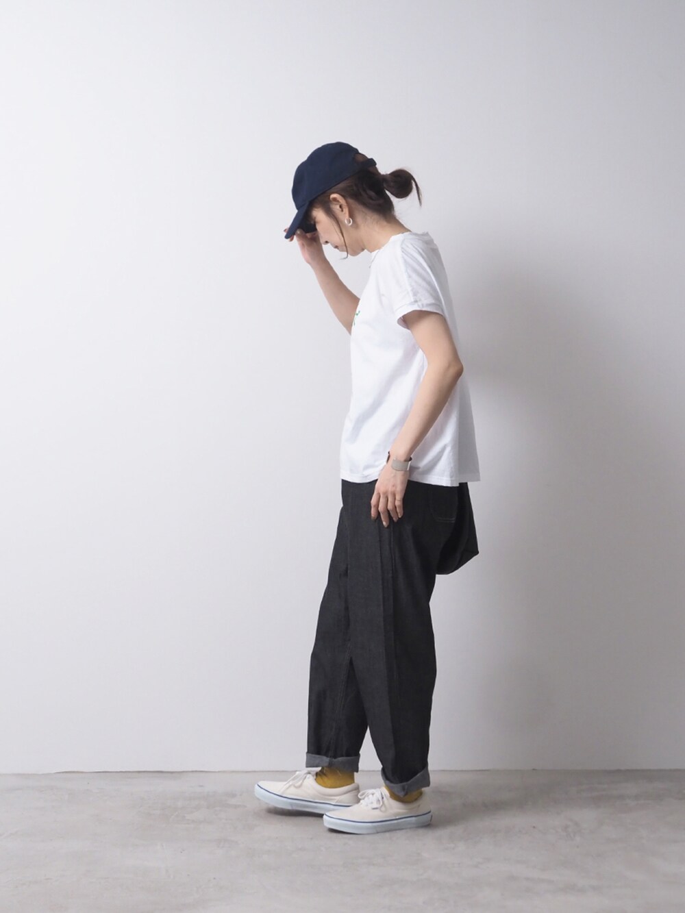 ホワイト系のTシャツ/カットソー、ブラック系のデニムパンツを着用したレディースの夏コーディネートの2枚目の写真