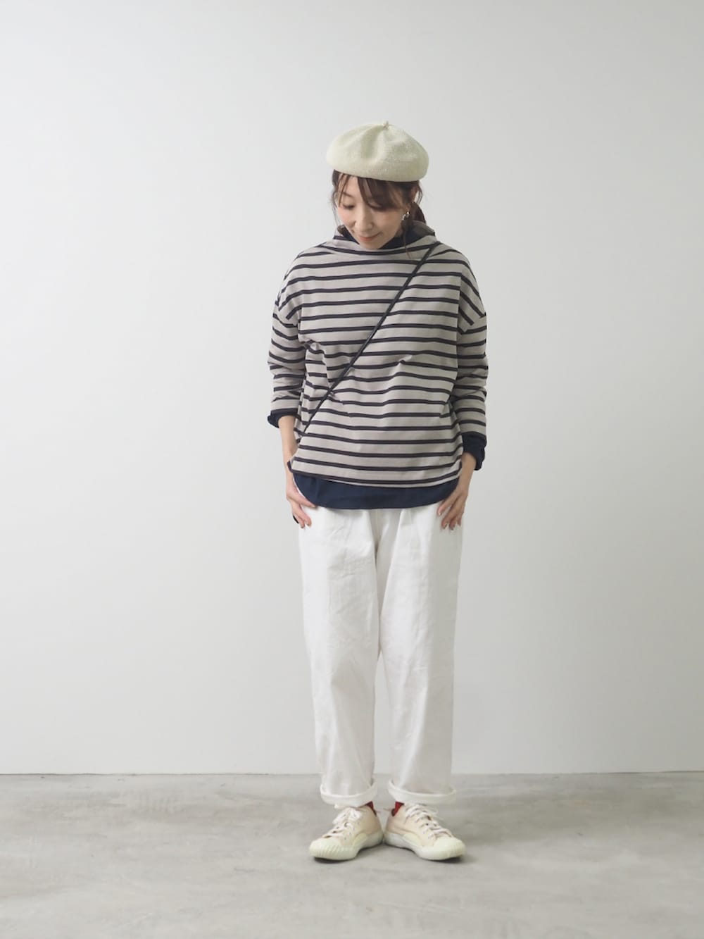 ブルー系のTシャツ/カットソー、ブラック系のデニムパンツを着用したレディースの秋コーディネートの2枚目の写真