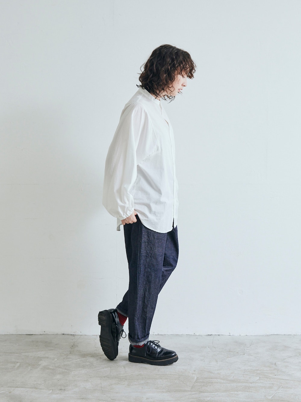 ホワイト系のシャツ/ブラウス、ブルー系のデニムパンツを着用したレディースの秋コーディネートの2枚目の写真