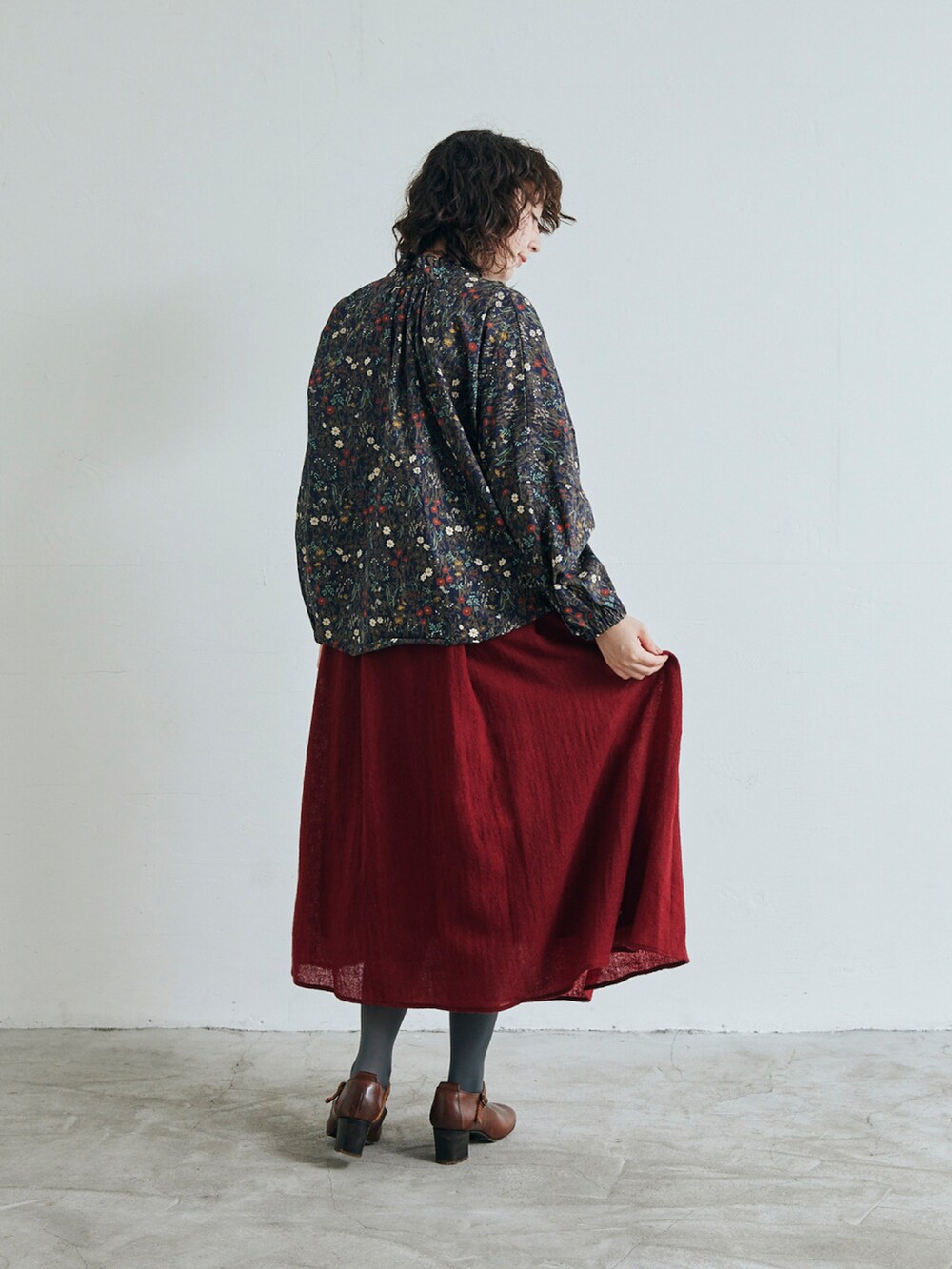 ブラック系のシャツ/ブラウス、レッド系のスカートを着用したレディースの秋コーディネートの2枚目の写真