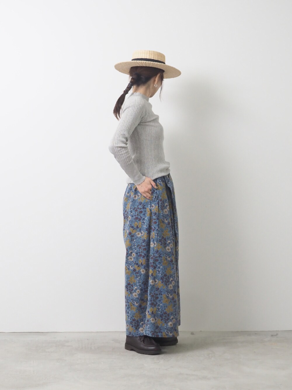 グリーン系のニット/セーター、ブルー系のパンツを着用したレディースの秋コーディネートの2枚目の写真