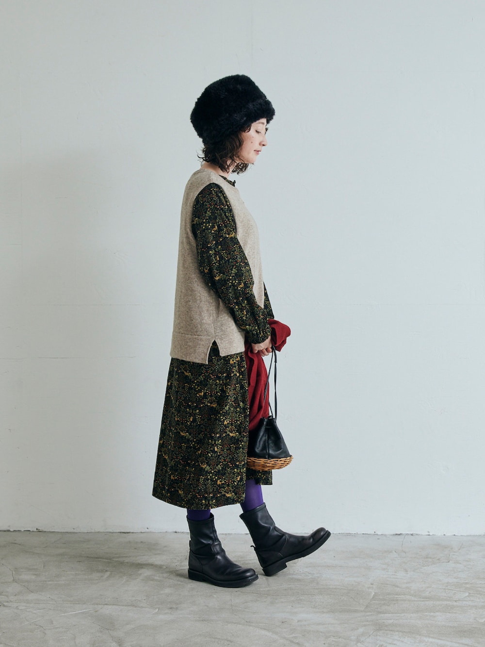 ブラック系のワンピース、ベージュ系のベストを着用したレディースの秋コーディネートの2枚目の写真