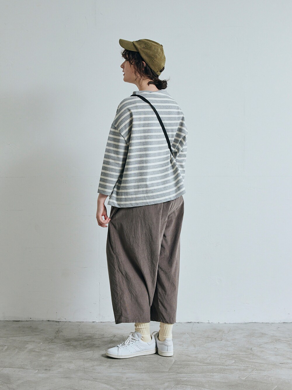 グレー系のTシャツ/カットソー、グレー系のその他パンツを着用したレディースの秋コーディネートの2枚目の写真