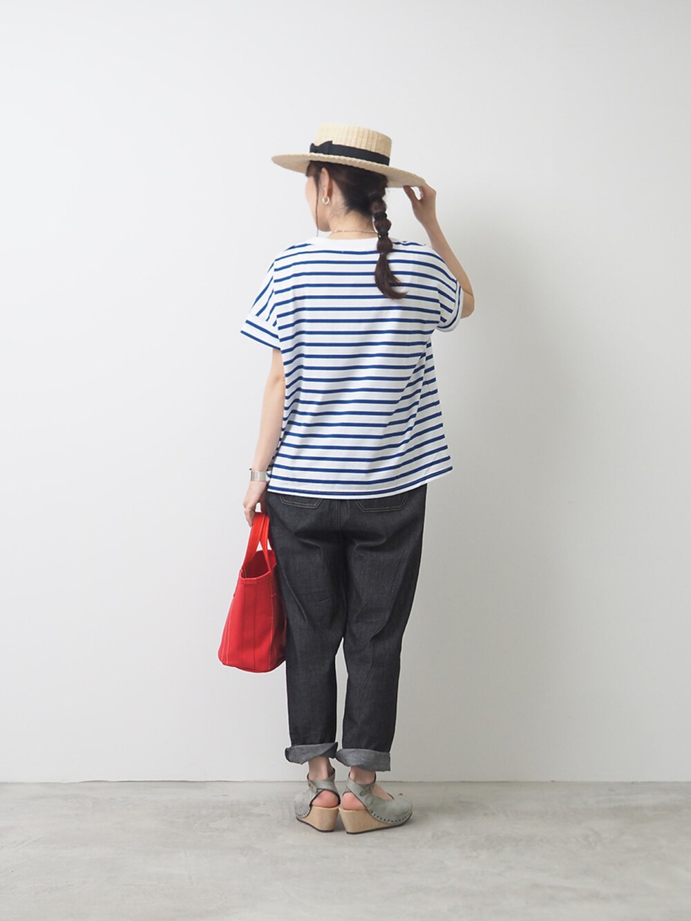 ブルー系のTシャツ/カットソー、ブラック系のデニムパンツ、ブルー系のサンダルを着用したレディースの夏コーディネートの2枚目の写真