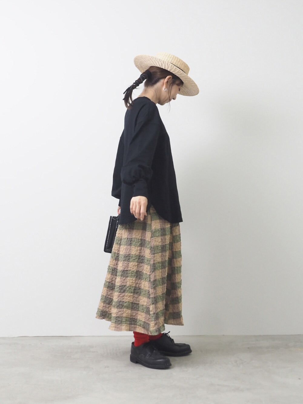 ブラック系のTシャツ/カットソー、ベージュ系のスカート、ブラック系のショルダーバッグを着用したレディースの夏コーディネートの2枚目の写真