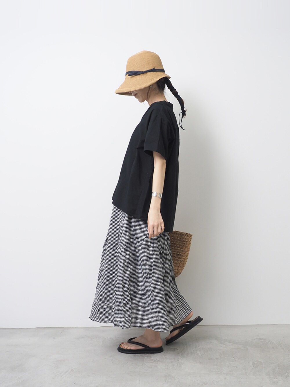 ホワイト系のスカート、ブラック系のシャツ/ブラウス、ブラック系のサンダルを着用したレディースの春コーディネートの2枚目の写真