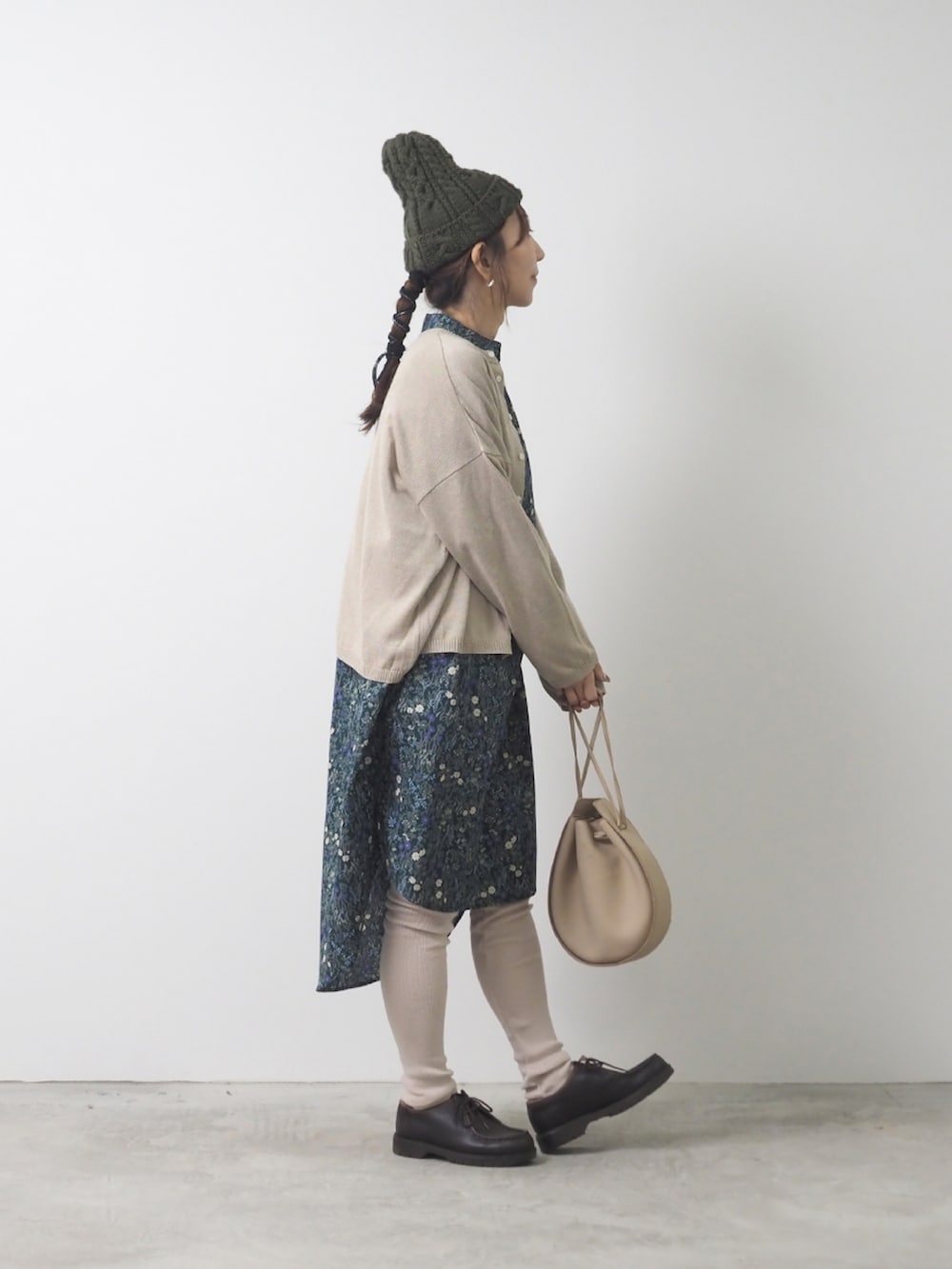 ベージュ系のカーディガン/ボレロ、ブルー系のシャツワンピース、ベージュ系のレギンス/スパッツを着用したレディースの秋コーディネートの2枚目の写真