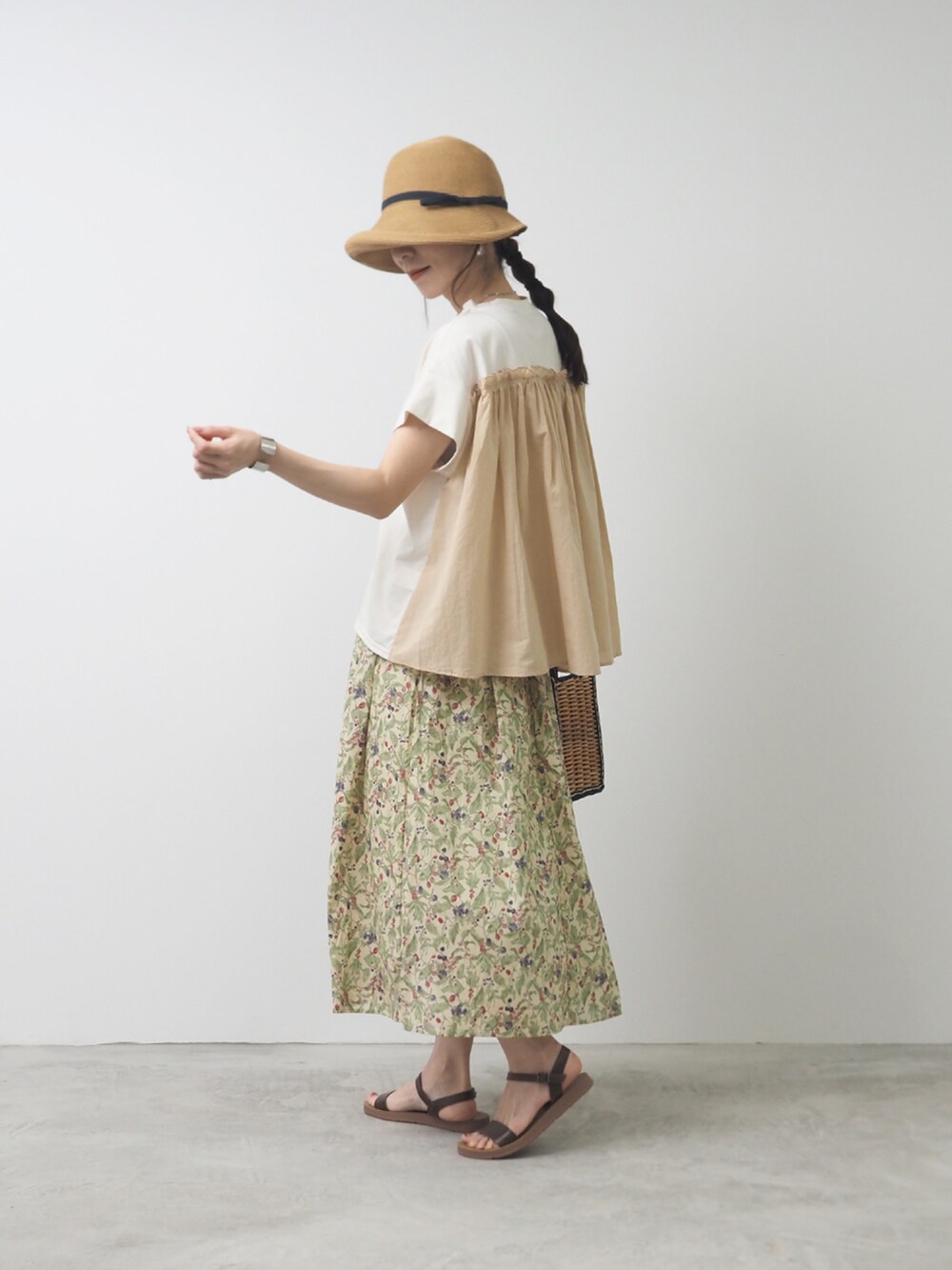 ブルー系のTシャツ/カットソー、ベージュ系のスカートを着用したレディースの夏コーディネートの2枚目の写真