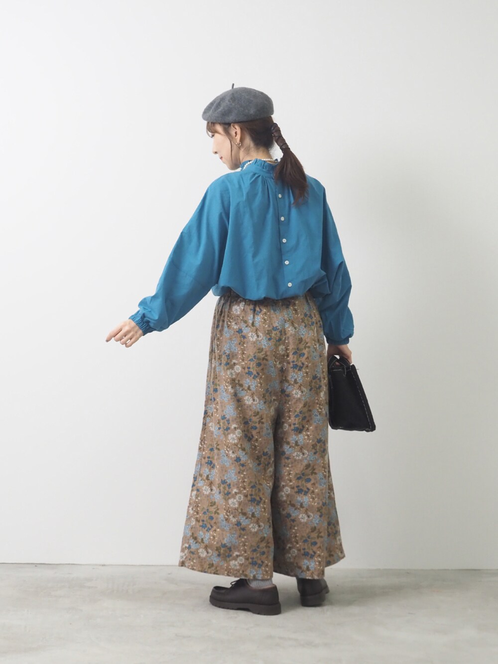 ブルー系のシャツ/ブラウス、ブルー系のパンツを着用したレディースの秋コーディネートの2枚目の写真