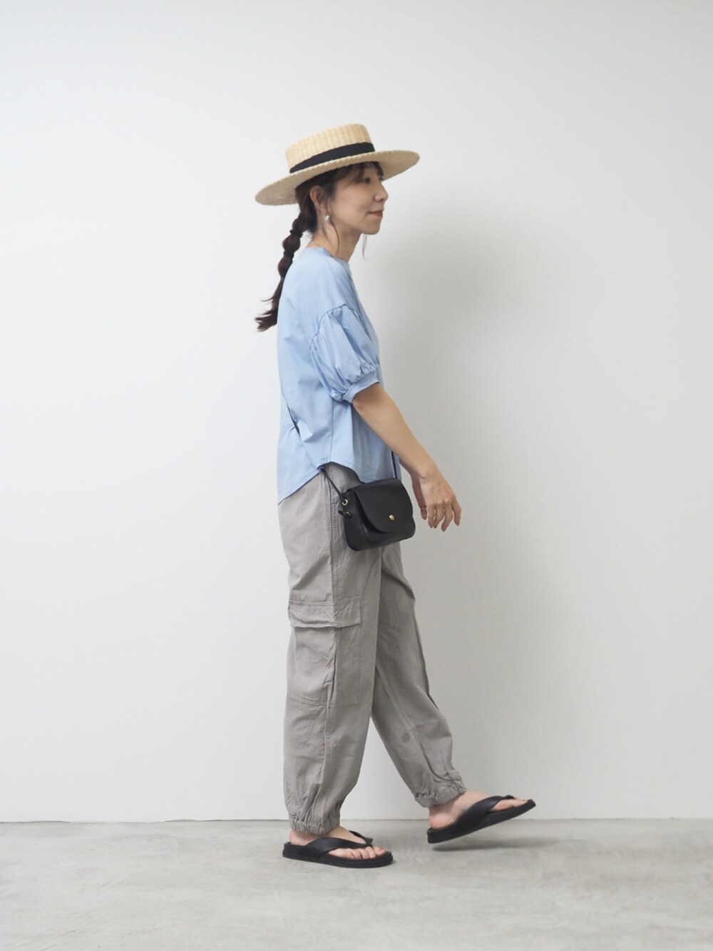 ブルー系のTシャツ/カットソー、グリーン系のカーゴパンツを着用したレディースの夏コーディネートの2枚目の写真