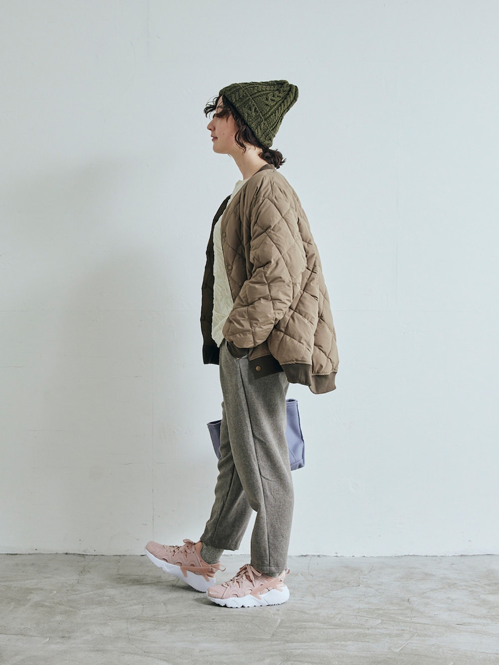 ブラウン系のダウンジャケット/コート、ブラウン系のパンツを着用したレディースの秋コーディネートの2枚目の写真