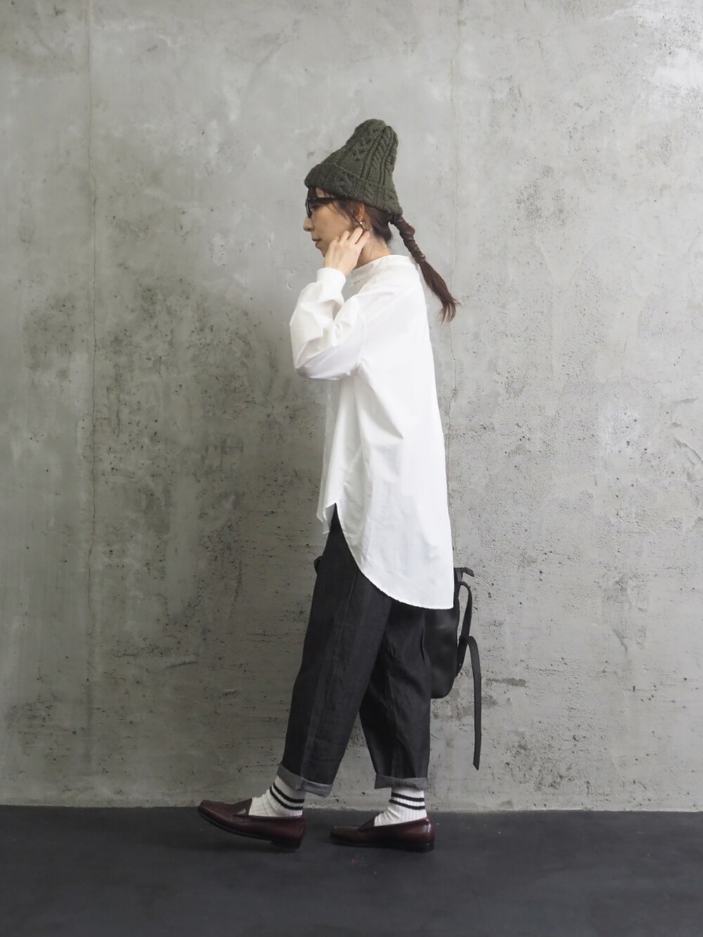 ホワイト系のシャツ/ブラウス、ブラック系のデニムパンツを着用したレディースの秋コーディネートの2枚目の写真